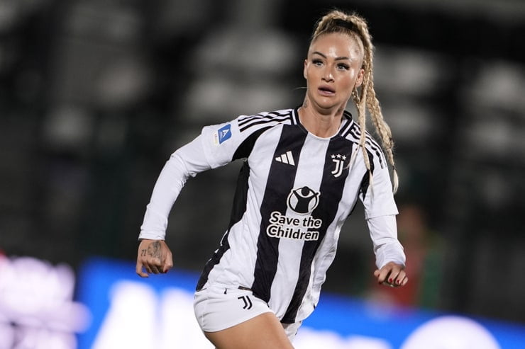 Alisha Lehmann in campo con la maglia della Juventus - Foto LaPresse - Sportdonna.it
