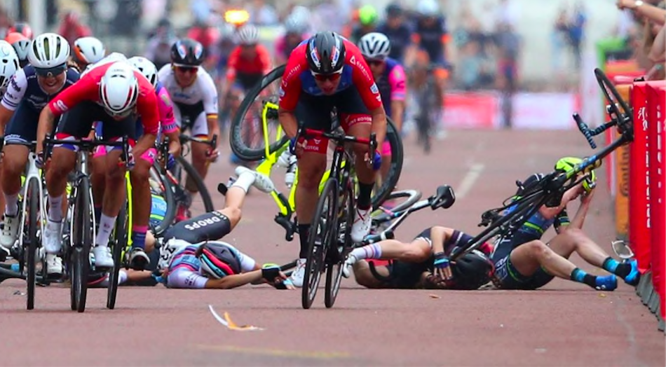 Ciclismo/Incredibile caduta di gruppo durante la volata. Wild vince ma viene squalificata. IL VIDEO!