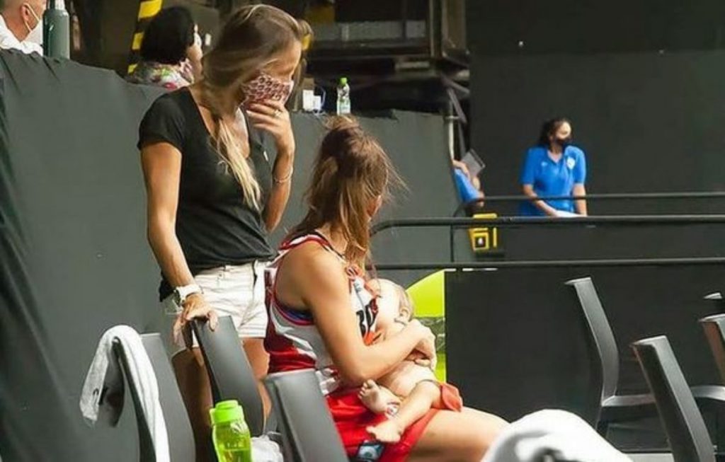 Allatta durante la partita. Un’immagine “normale” diventa virale. Il video